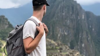 Photo Backpacker trekking